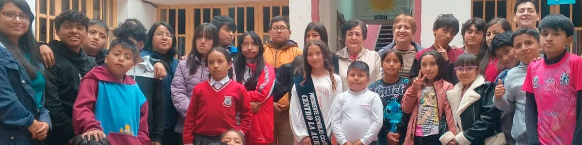 Grupo de niños y docentes posando para la foto